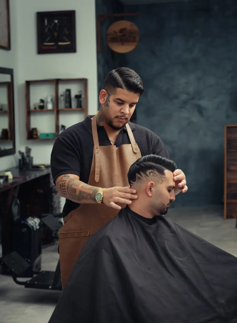 Barber pri práci na ornamentálnom strihu