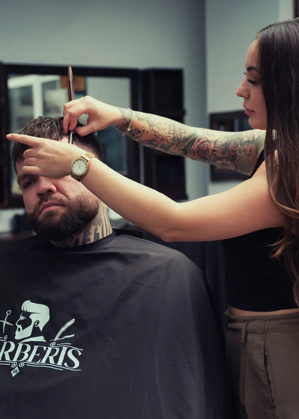 Barberka tvaruje zákazníkovi strih a bradu nožnicami