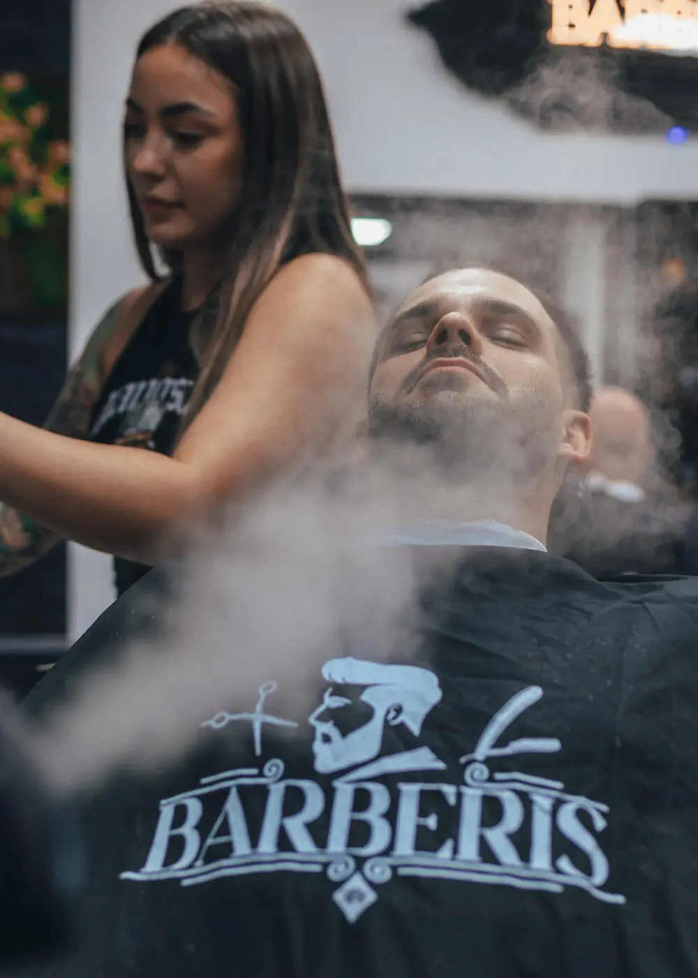Zákazník v pláštenke BARBERIS počas úpravy s parou